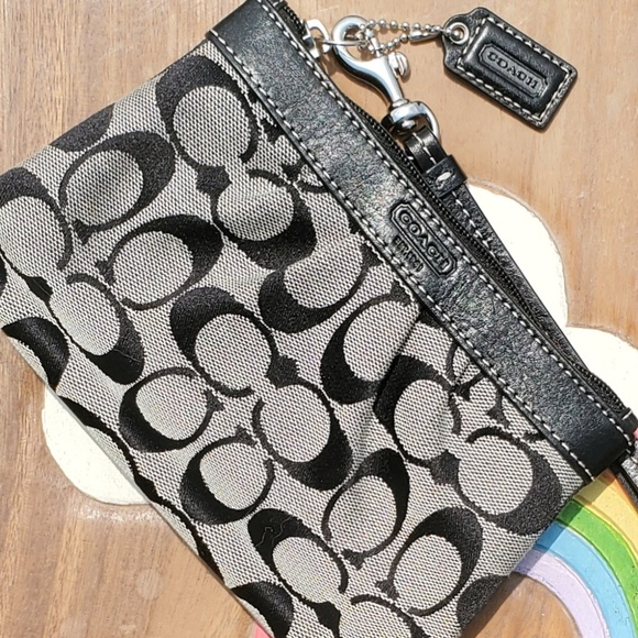 ♻️DONATED ♻️ Coach wristlet - Picture 3 of 4